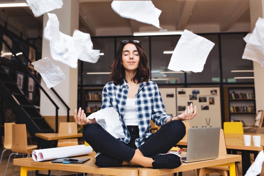 A saúde mental no ambiente de trabalho tem sido um tema cada vez mais debatido, especialmente diante do aumento dos casos de ansiedade, estresse e burnout entre os profissionais.