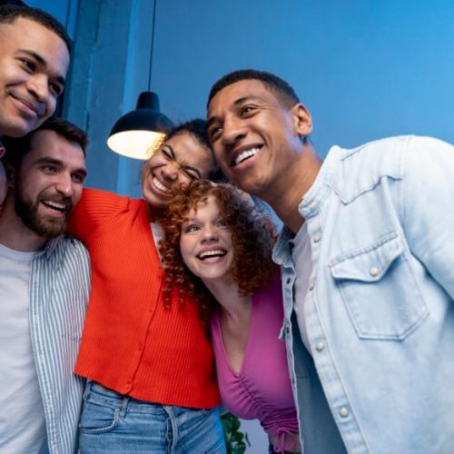 Descubra como relações saudáveis impactam positivamente a saúde mental, promovendo bem-estar emocional e qualidade de vida.