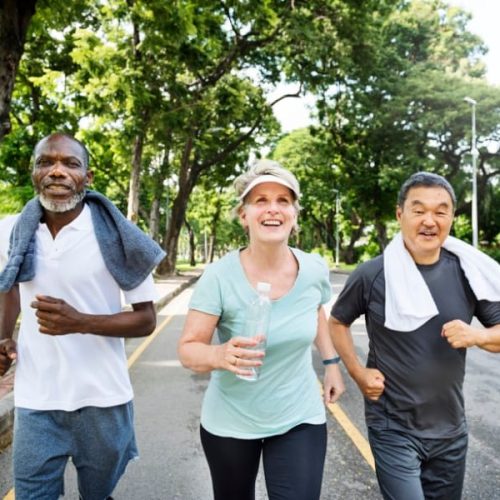 Descubra como a prática regular de exercícios físicos pode reduzir a ansiedade, combater a depressão e melhorar sua saúde mental de forma natural e eficaz.