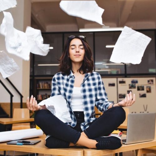 A saúde mental no ambiente de trabalho tem sido um tema cada vez mais debatido, especialmente diante do aumento dos casos de ansiedade, estresse e burnout entre os profissionais.